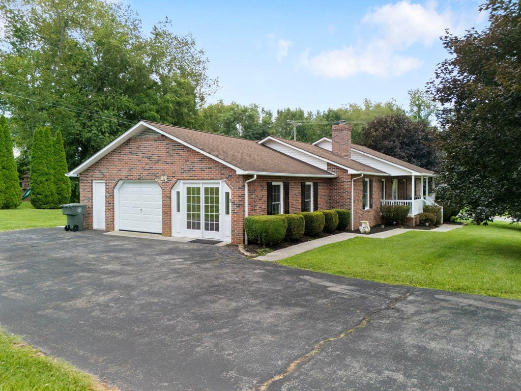 Photo of 506 Cherry Hill Dr, Abingdon, VA 24210 (MLS # 111152)