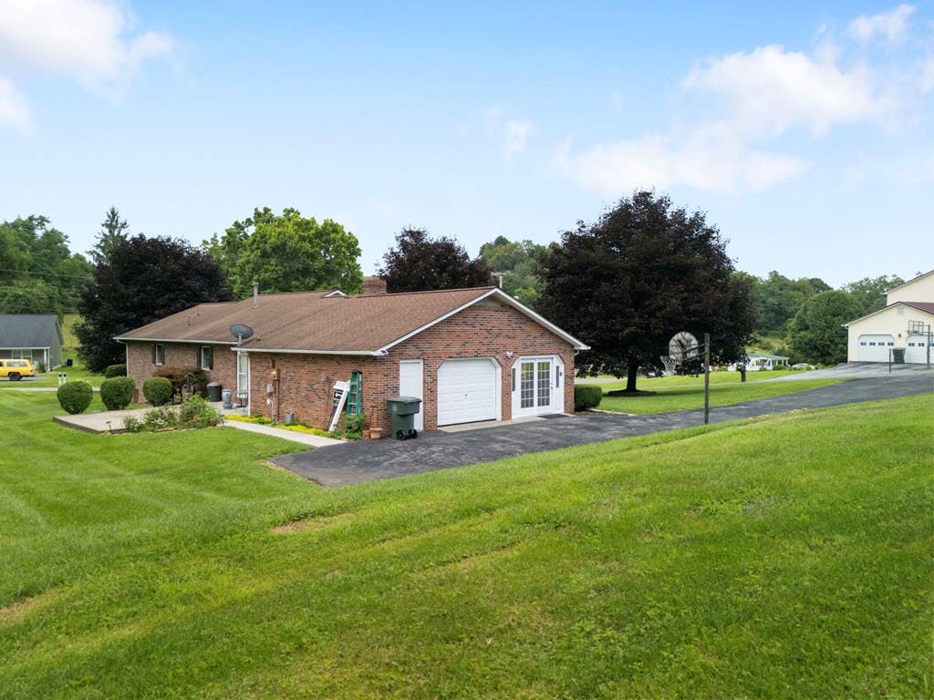Photo of 506 Cherry Hill Dr, Abingdon, VA 24210 (MLS # 111152)