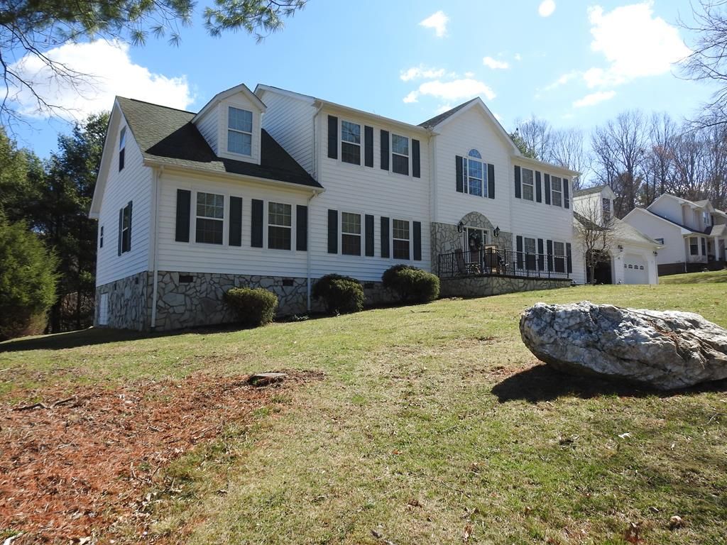 Photo of 337 Fox Run Dr, Galax, VA 24333 (MLS # 109621)