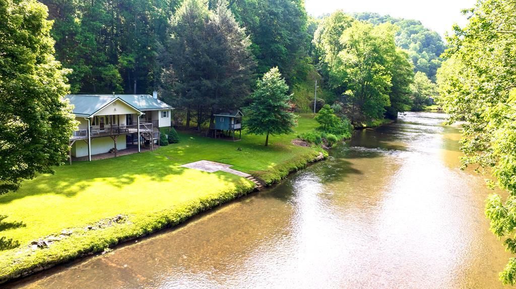 Photo of 303 Creekside Dr, Dugspur, VA 24325 (MLS # 100087)