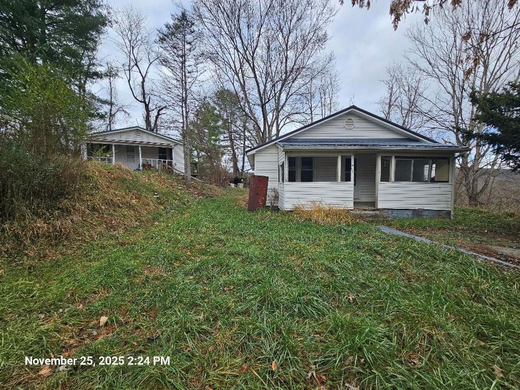 Photo of 213 Trimble Dr, Marion, VA 24354 (MLS # 104476)