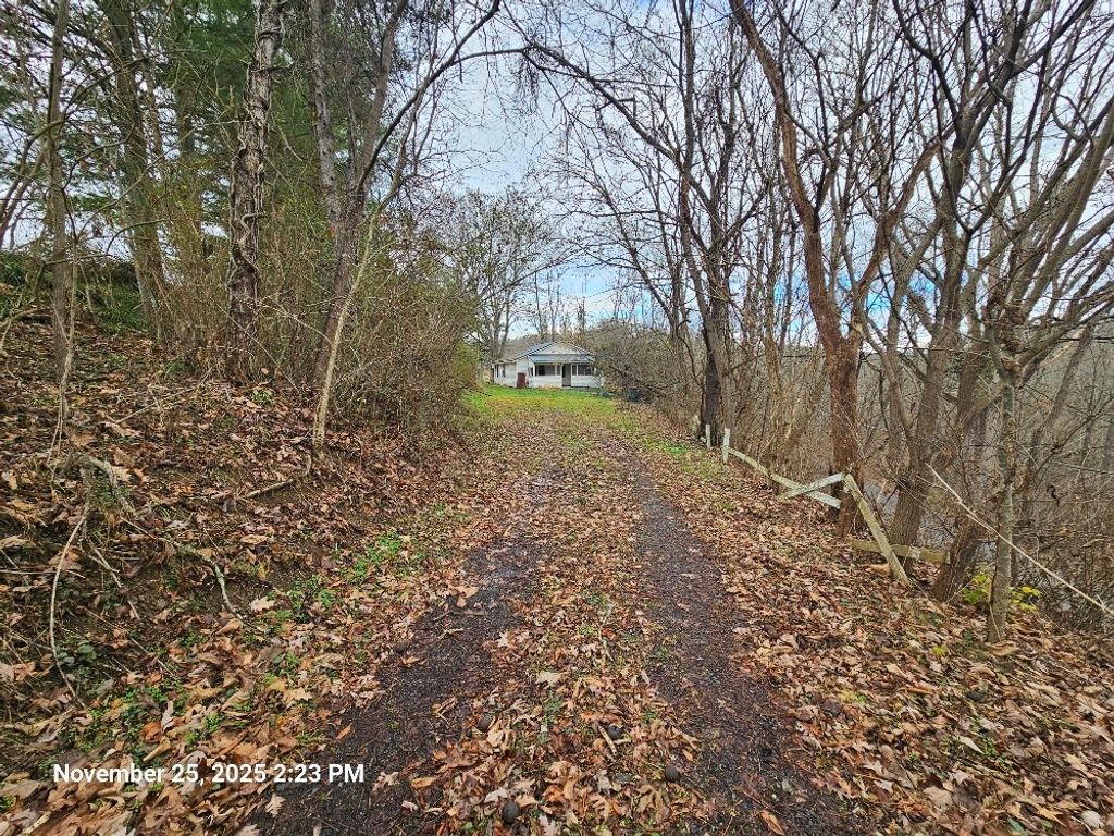 Photo of 213 Trimble Dr, Marion, VA 24354 (MLS # 104476)