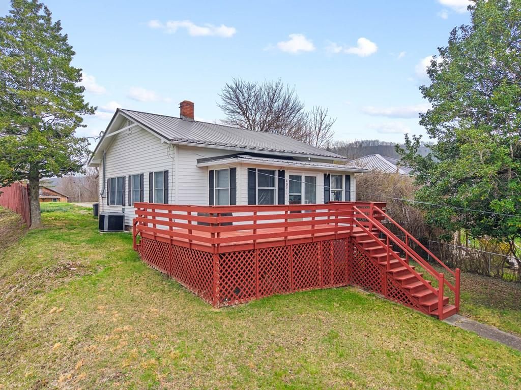 Photo of 403 S Madison Avenue, Pulaski, VA 24301 (MLS # 109547)