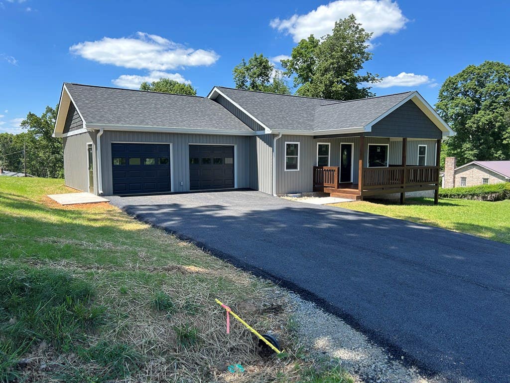 Photo of 336 336 Edgewood Dr, Hillsville, VA 24343 (MLS # 110424)