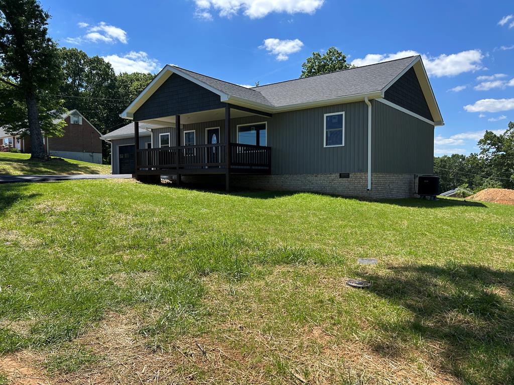 Photo of 336 336 Edgewood Dr, Hillsville, VA 24343 (MLS # 110424)