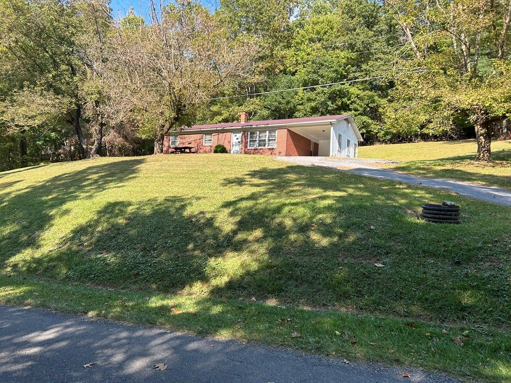 Photo of 427 Blackberry Ln, Galax, VA 24333 (MLS # 103509)