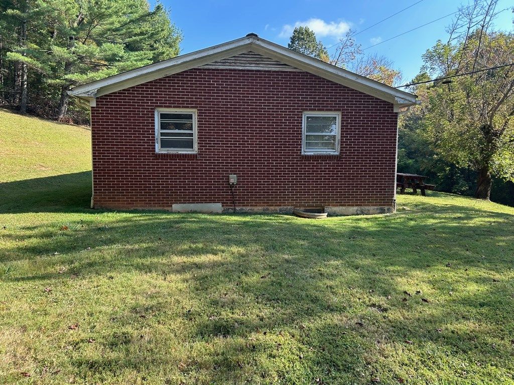 Photo of 427 Blackberry Ln, Galax, VA 24333 (MLS # 103509)