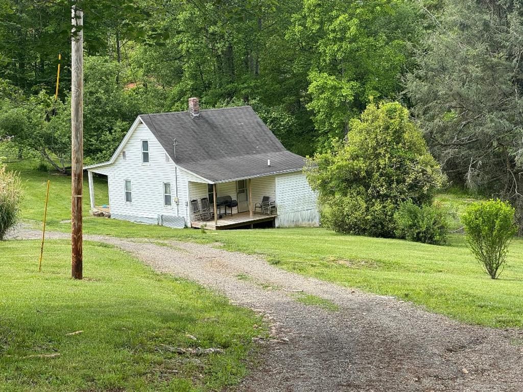 Photo of 402 Dickerson Rd, Willis, VA 24343 (MLS # 99958)
