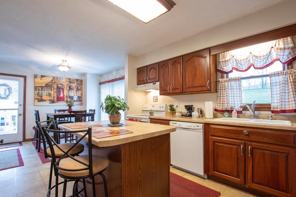 Glade Spring, Virginia 24340, United States, 3 Bedrooms Bedrooms, ,2 BathroomsBathrooms,Residential,Active,31963