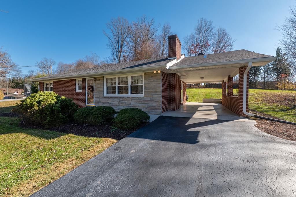 Photo of 19168 Mercedes Dr, Abingdon, VA 24210 (MLS # 104230)