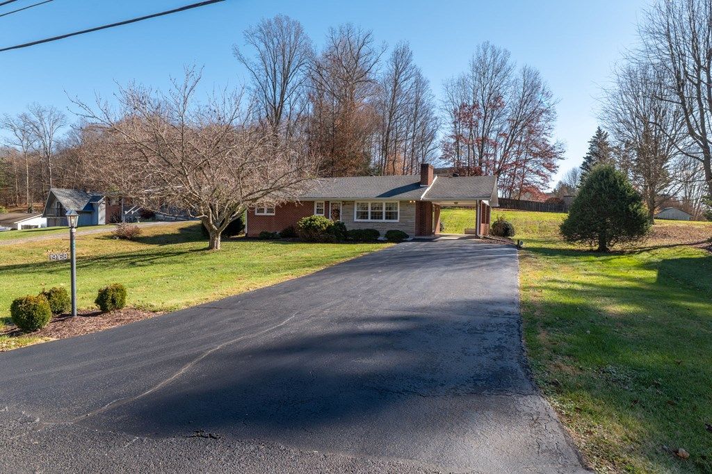 Photo of 19168 Mercedes Dr, Abingdon, VA 24210 (MLS # 104230)