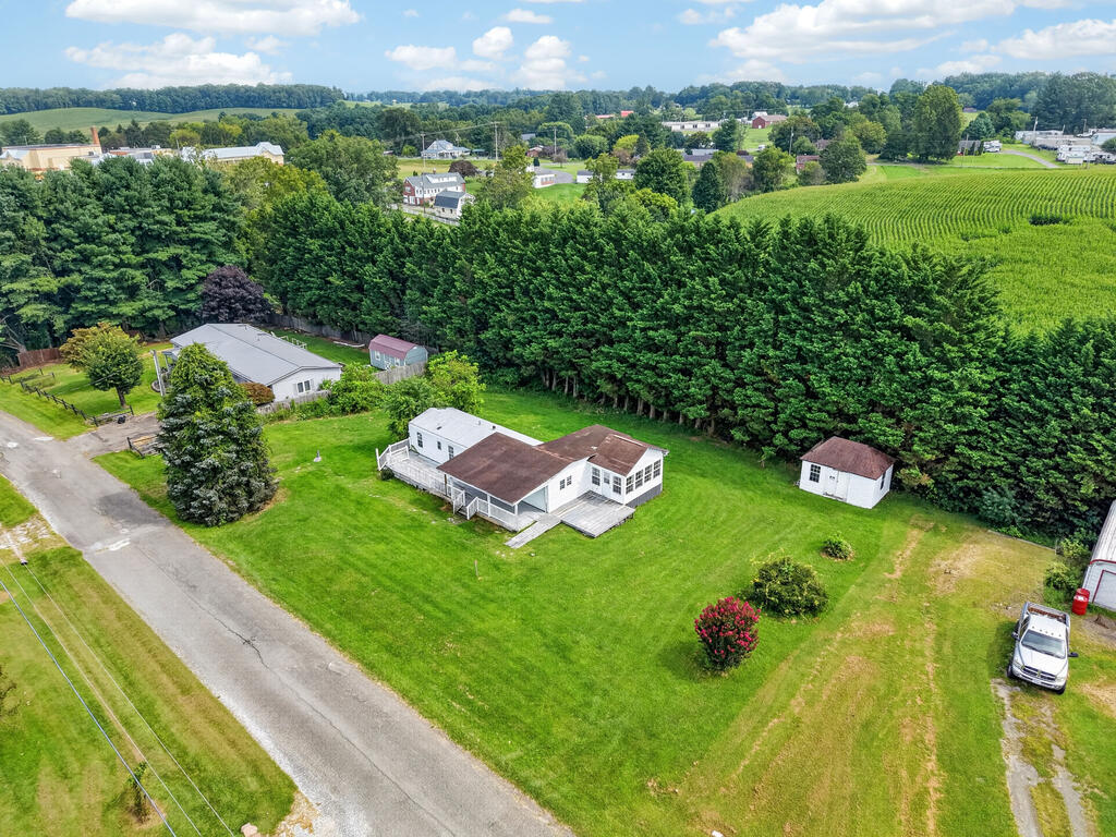 Photo of 115 Crossridge Ln, Galax, VA 24333 (MLS # 111688)