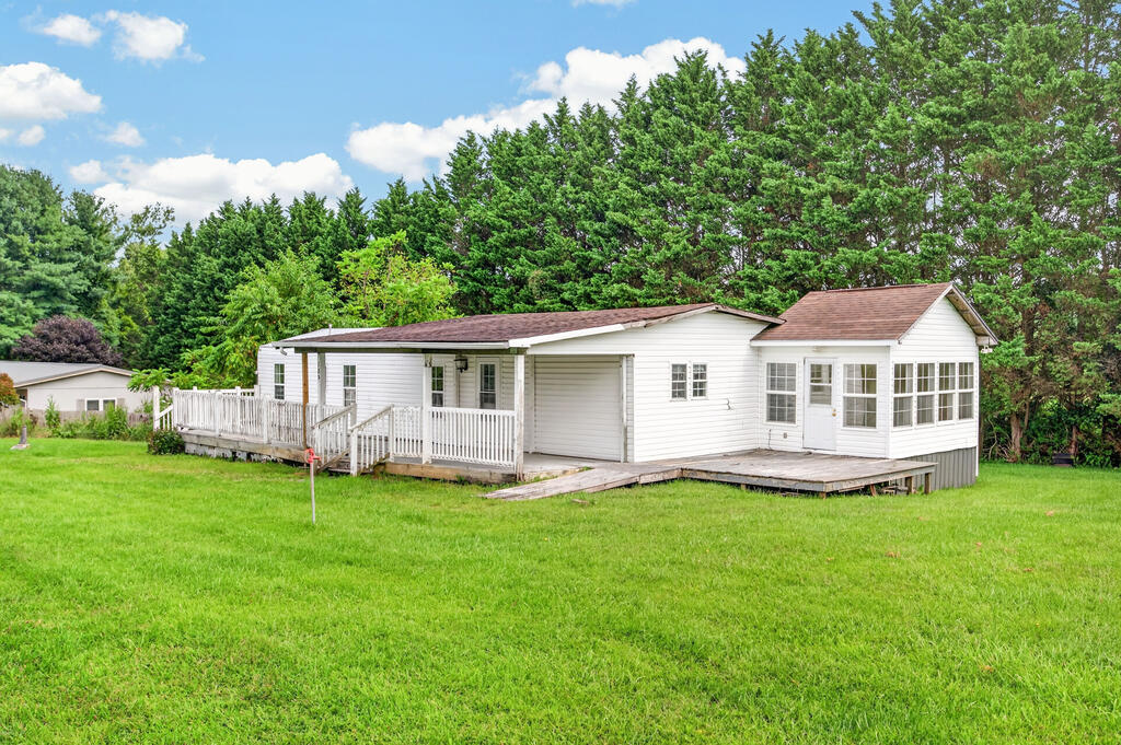 Photo of 115 Crossridge Ln, Galax, VA 24333 (MLS # 111688)