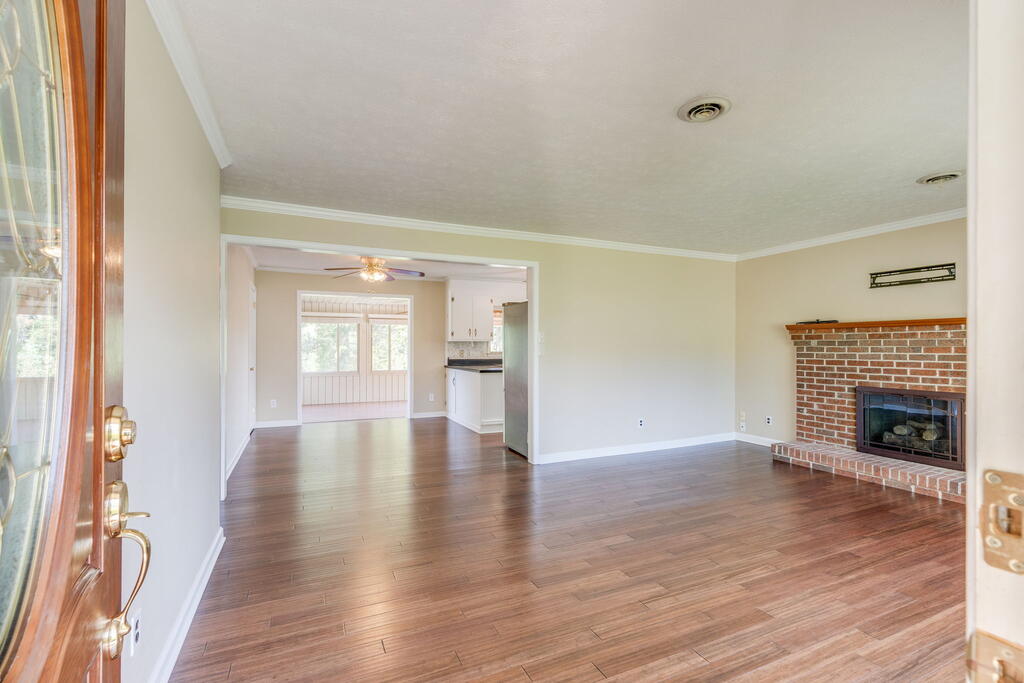 551 Meadowcrest Dr.