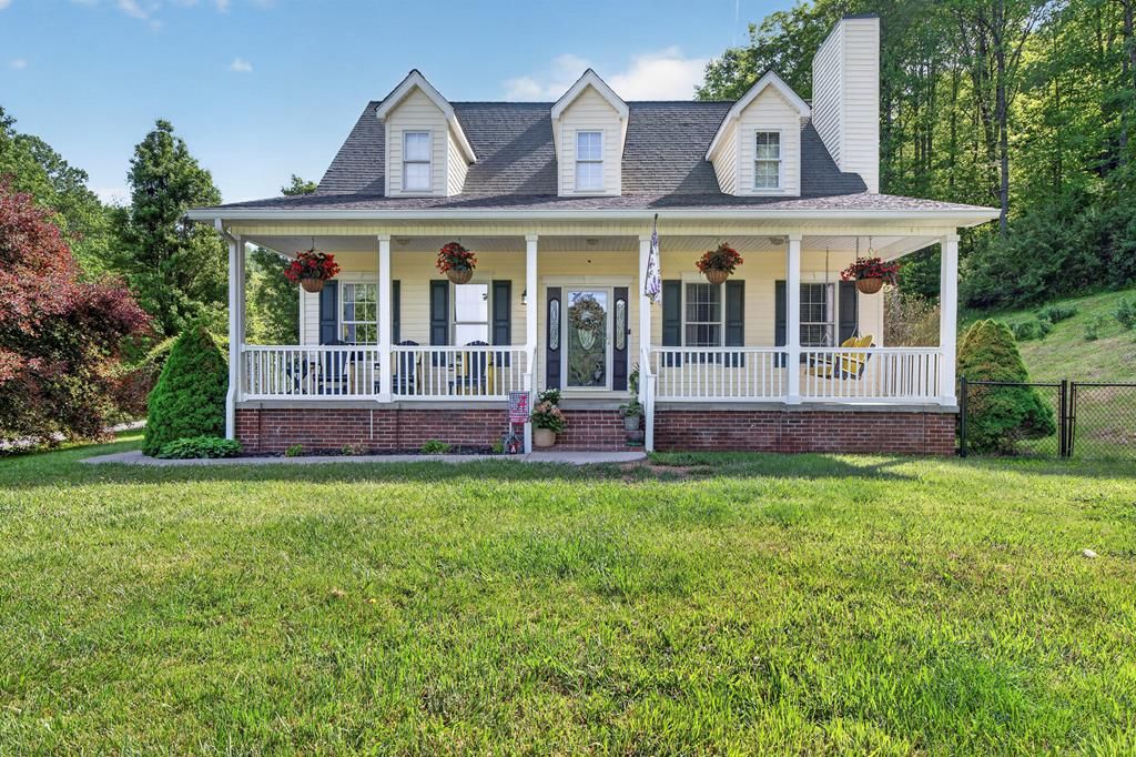 Photo of 520 Mountain Lake Dr, North Tazewell, VA 24630 (MLS # 110211)