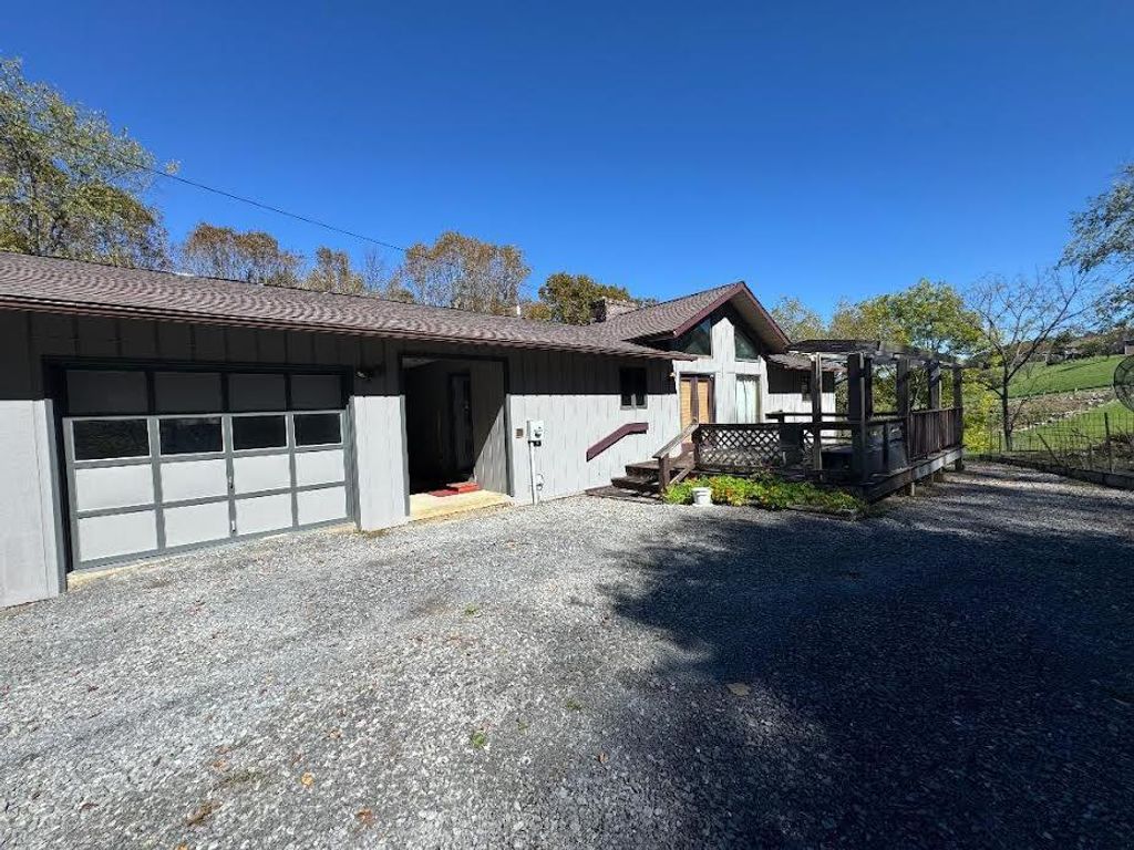 Photo of 205 Spring St, Cedar Bluff, VA 24609 (MLS # 103707)
