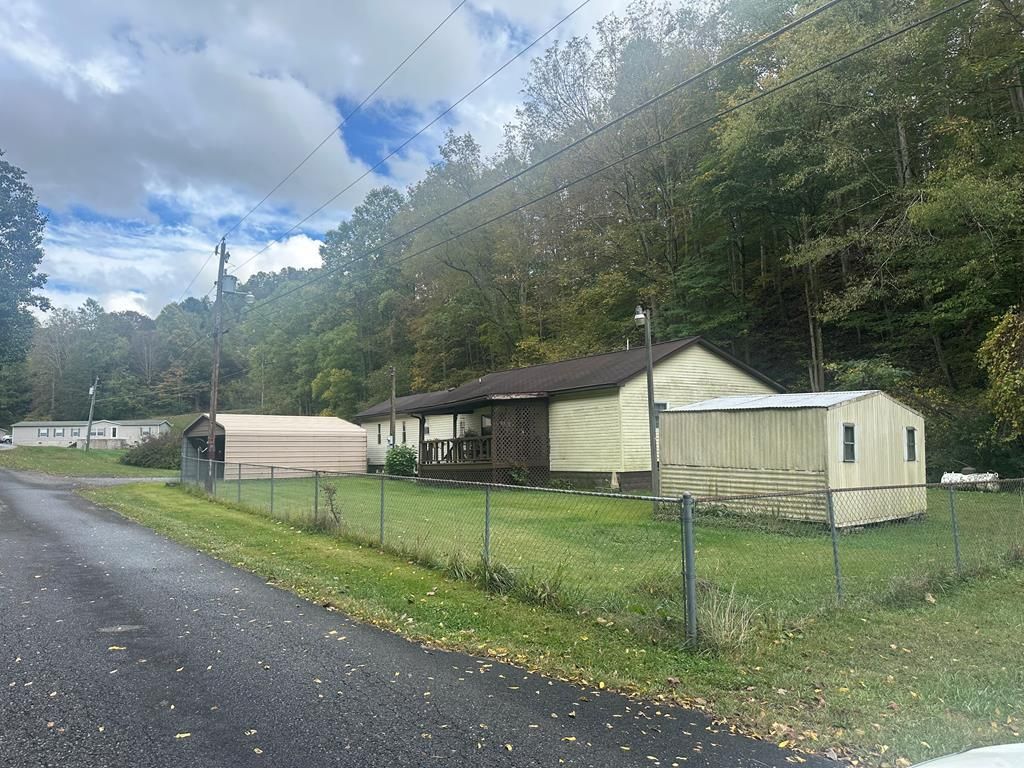 Photo of 210 Country Farms Rd, Cedar Bluff, VA 24609 (MLS # 103540)
