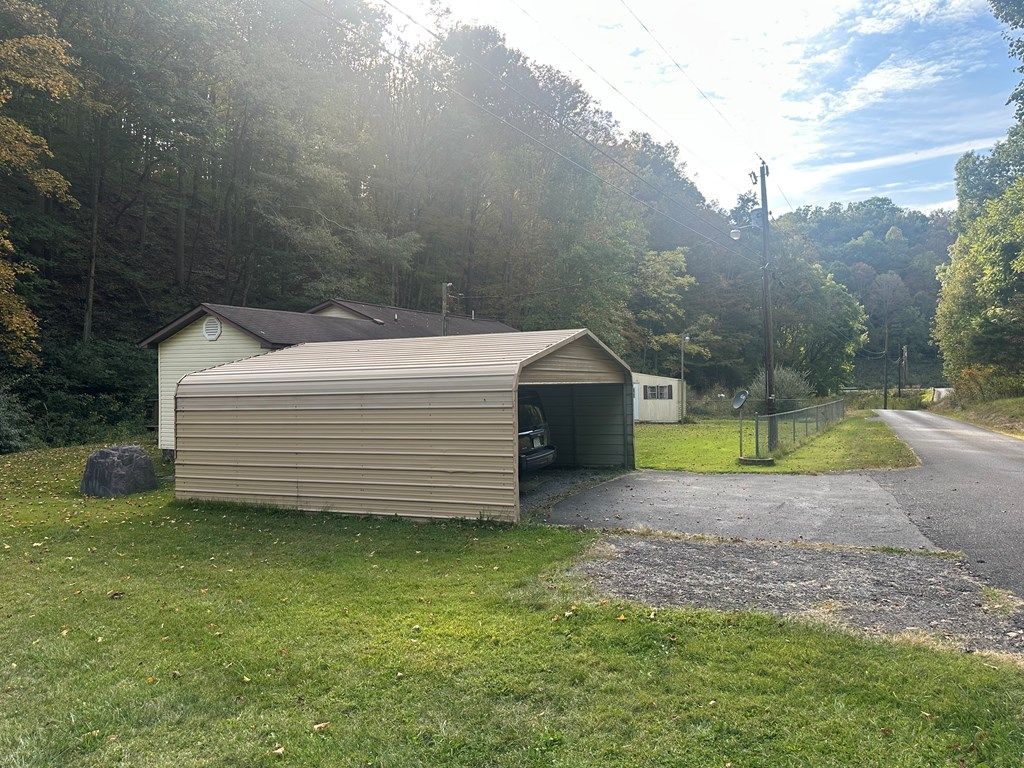 Photo of 210 Country Farms Rd, Cedar Bluff, VA 24609 (MLS # 103540)