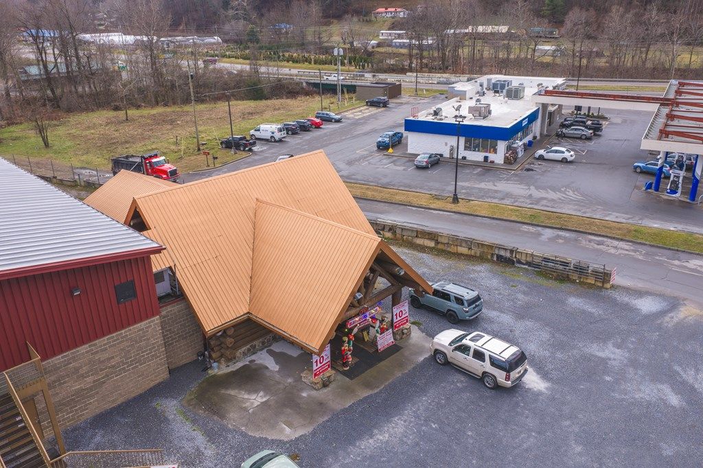 Photo of 118 First Ave, Hampton, TN 37658 (MLS # 105811)