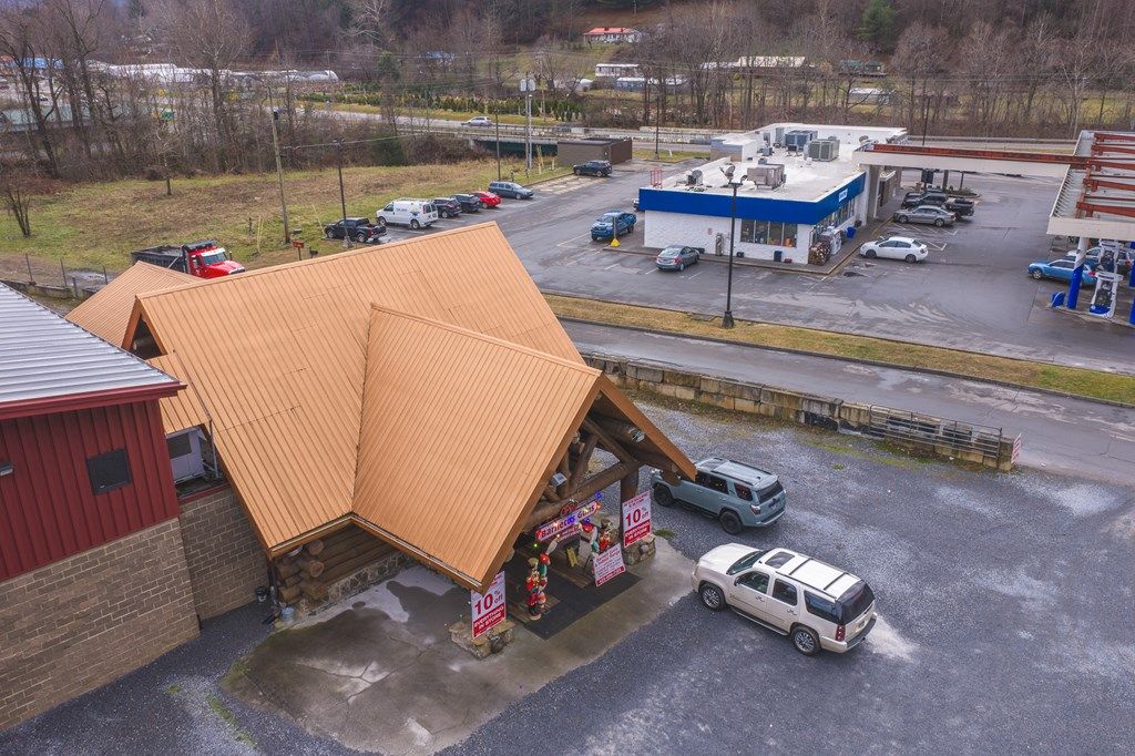 Photo of 118 First Ave, Hampton, TN 37658 (MLS # 105811)