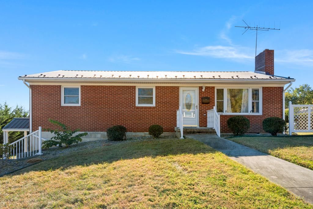 Photo of 945 N 5th St, Wytheville, VA 24382 (MLS # 103894)