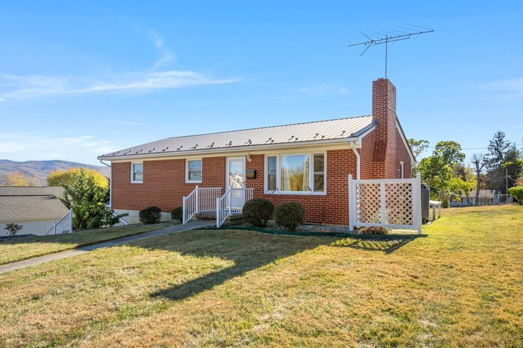 Photo of 945 N 5th St, Wytheville, VA 24382 (MLS # 103894)