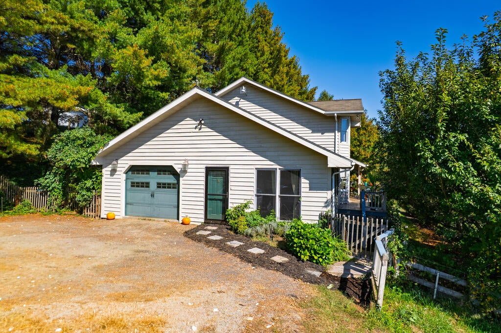 Photo of 138 Northview Ln, Independence, VA 24348 (MLS # 112372)
