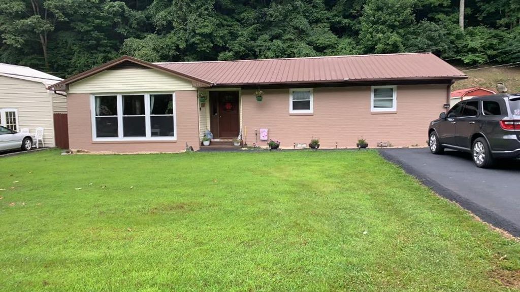 Photo of 1079 Highlawn Cir, Grundy, VA 24614 (MLS # 103787)