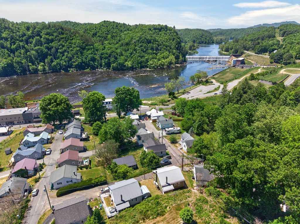 Photo of 411 Grayson St, Fries, VA 24330 (MLS # 110235)