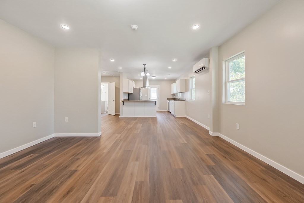 Wytheville, Virginia 24382, United States, 2 Bedrooms Bedrooms, ,2 BathroomsBathrooms,Residential,Contingent,179966