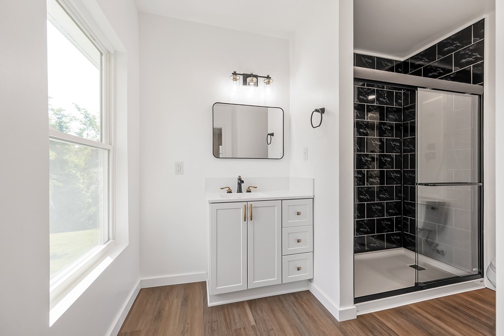 Wytheville, Virginia 24382, United States, 2 Bedrooms Bedrooms, ,2 BathroomsBathrooms,Residential,Contingent,179966