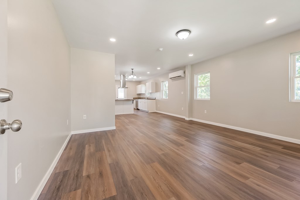 Wytheville, Virginia 24382, United States, 2 Bedrooms Bedrooms, ,2 BathroomsBathrooms,Residential,Contingent,179966