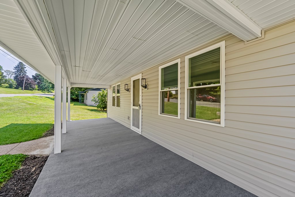 Wytheville, Virginia 24382, United States, 2 Bedrooms Bedrooms, ,2 BathroomsBathrooms,Residential,Contingent,179966