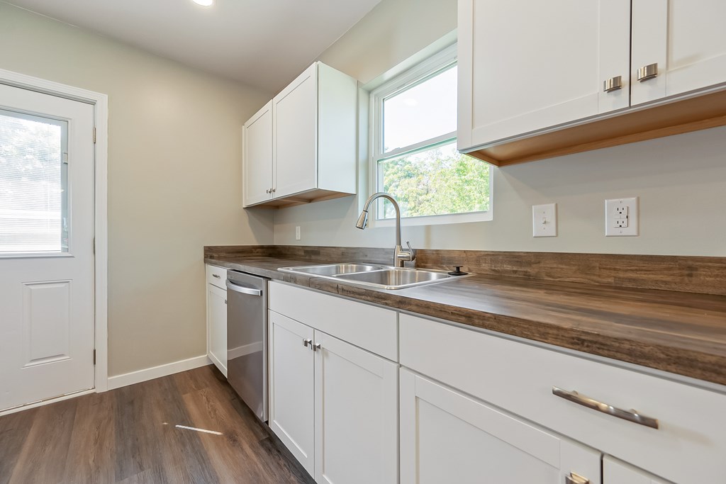 Wytheville, Virginia 24382, United States, 2 Bedrooms Bedrooms, ,2 BathroomsBathrooms,Residential,Contingent,179966