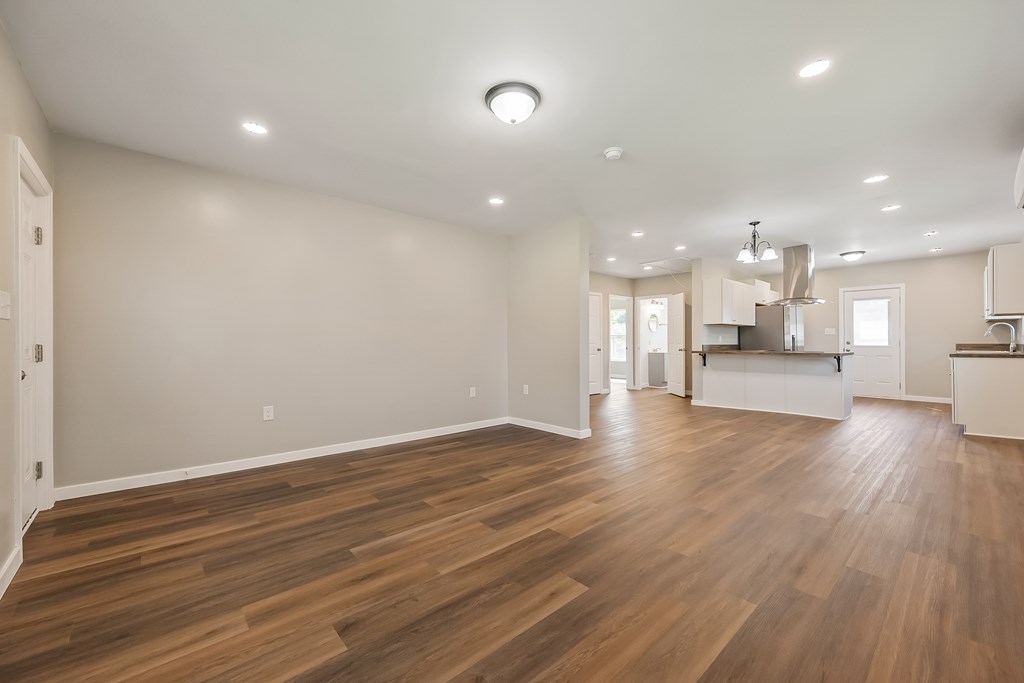 Wytheville, Virginia 24382, United States, 2 Bedrooms Bedrooms, ,2 BathroomsBathrooms,Residential,Contingent,179966