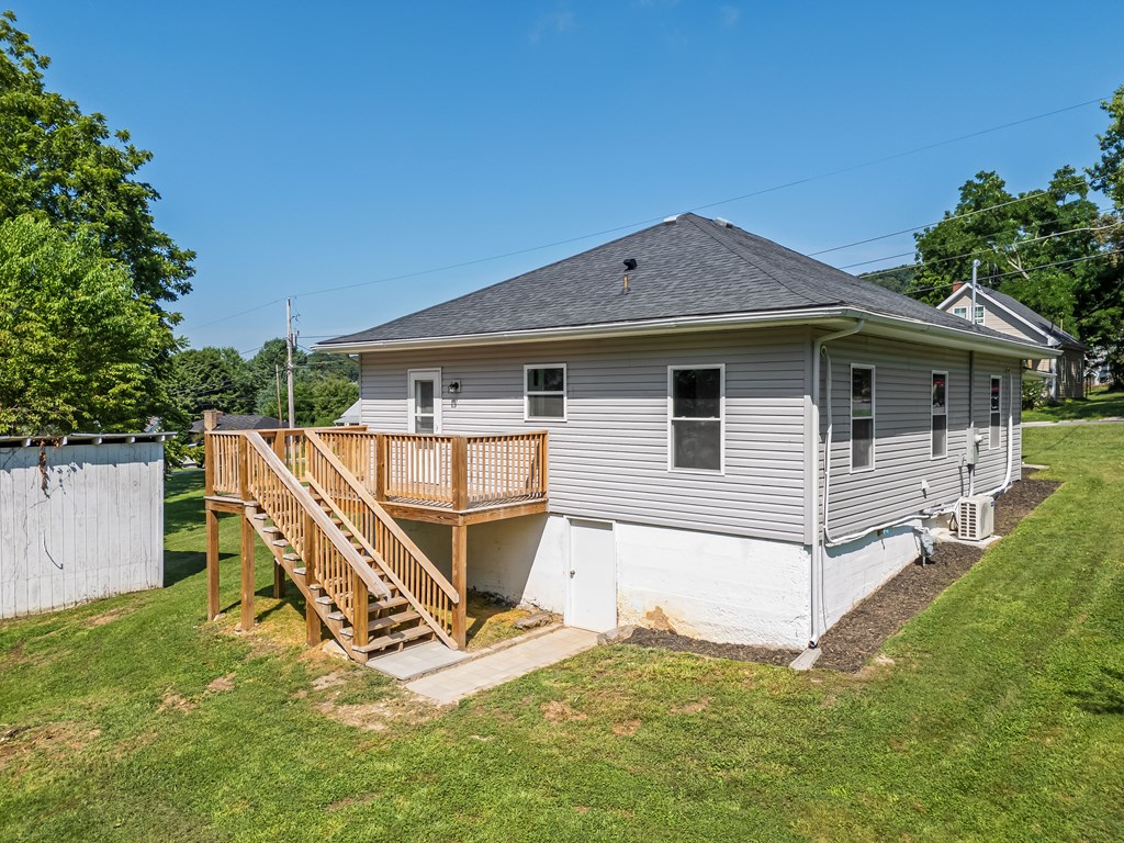 Wytheville, Virginia 24382, United States, 2 Bedrooms Bedrooms, ,2 BathroomsBathrooms,Residential,Contingent,179966