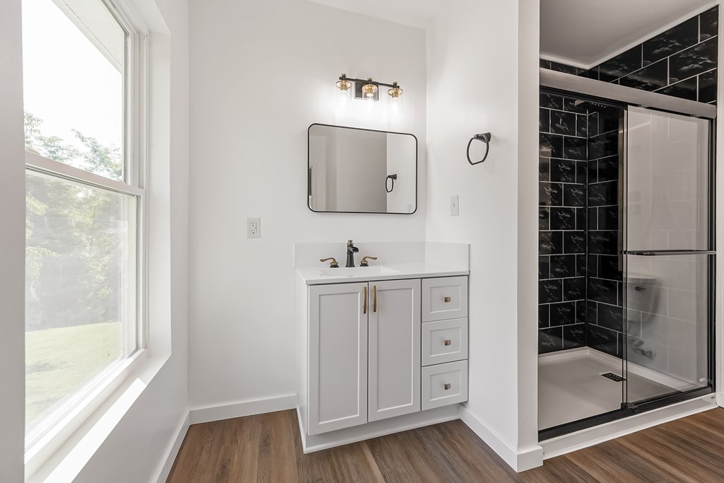 Wytheville, Virginia 24382, United States, 2 Bedrooms Bedrooms, ,2 BathroomsBathrooms,Residential,Contingent,179966