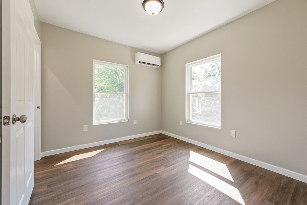 Wytheville, Virginia 24382, United States, 2 Bedrooms Bedrooms, ,2 BathroomsBathrooms,Residential,Contingent,179966