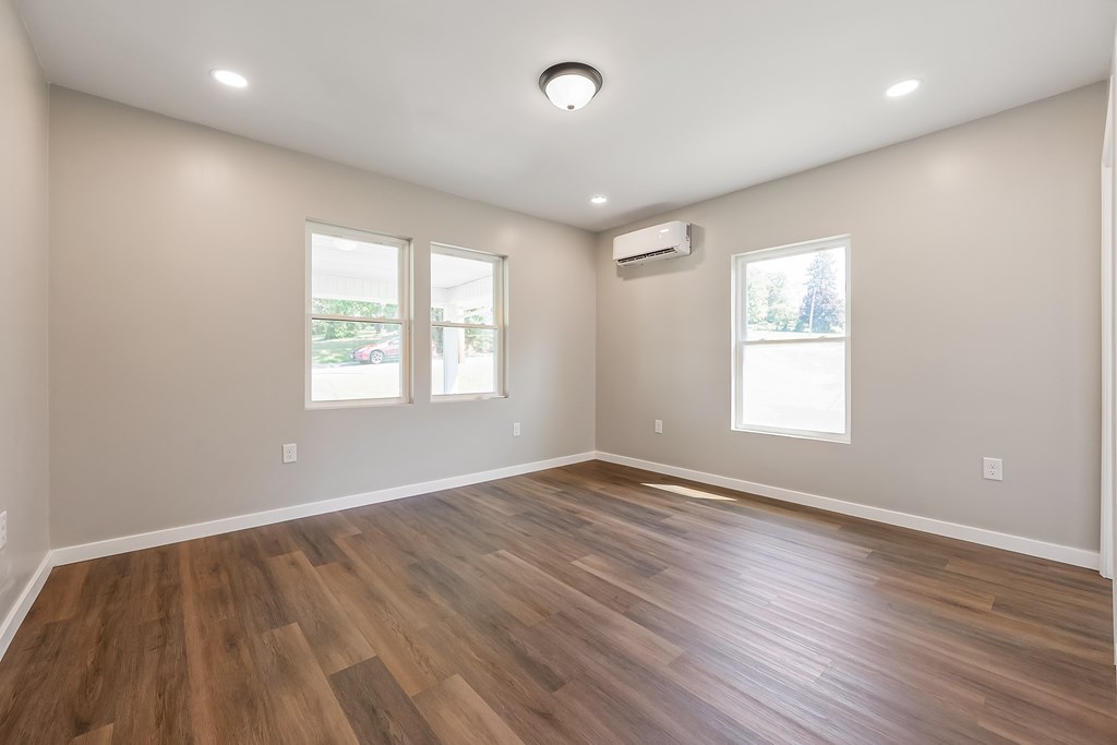 Wytheville, Virginia 24382, United States, 2 Bedrooms Bedrooms, ,2 BathroomsBathrooms,Residential,Contingent,179966