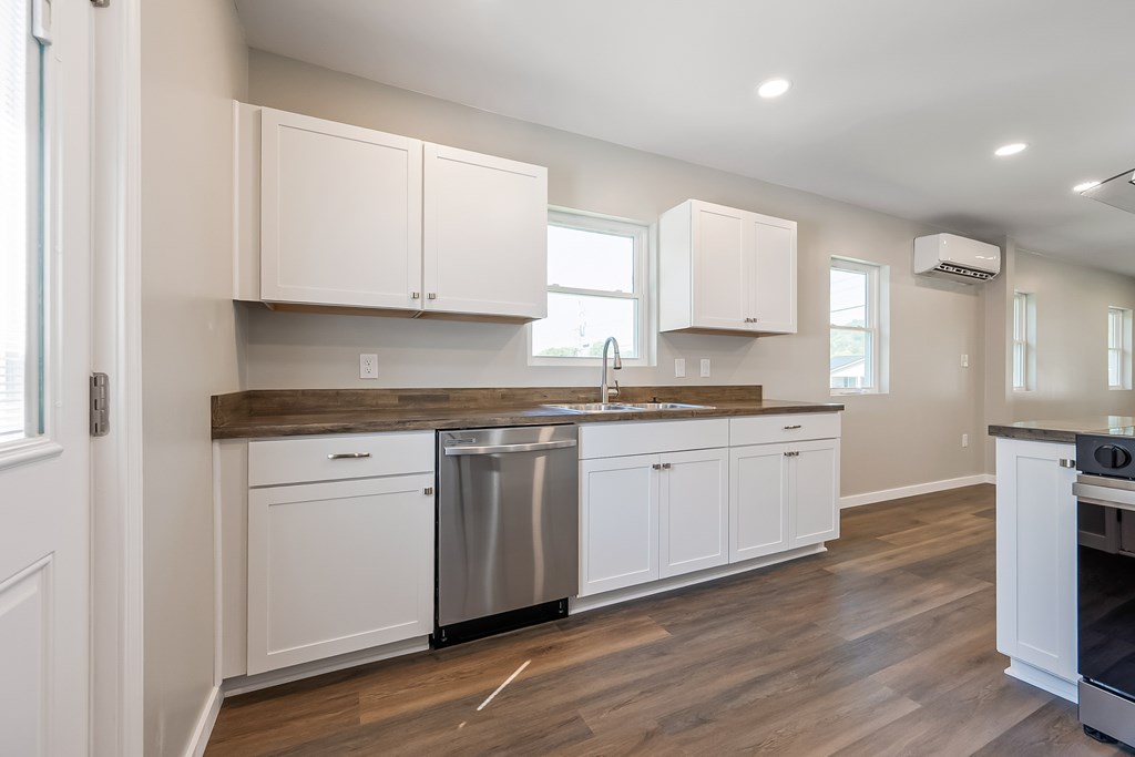 Wytheville, Virginia 24382, United States, 2 Bedrooms Bedrooms, ,2 BathroomsBathrooms,Residential,Contingent,179966