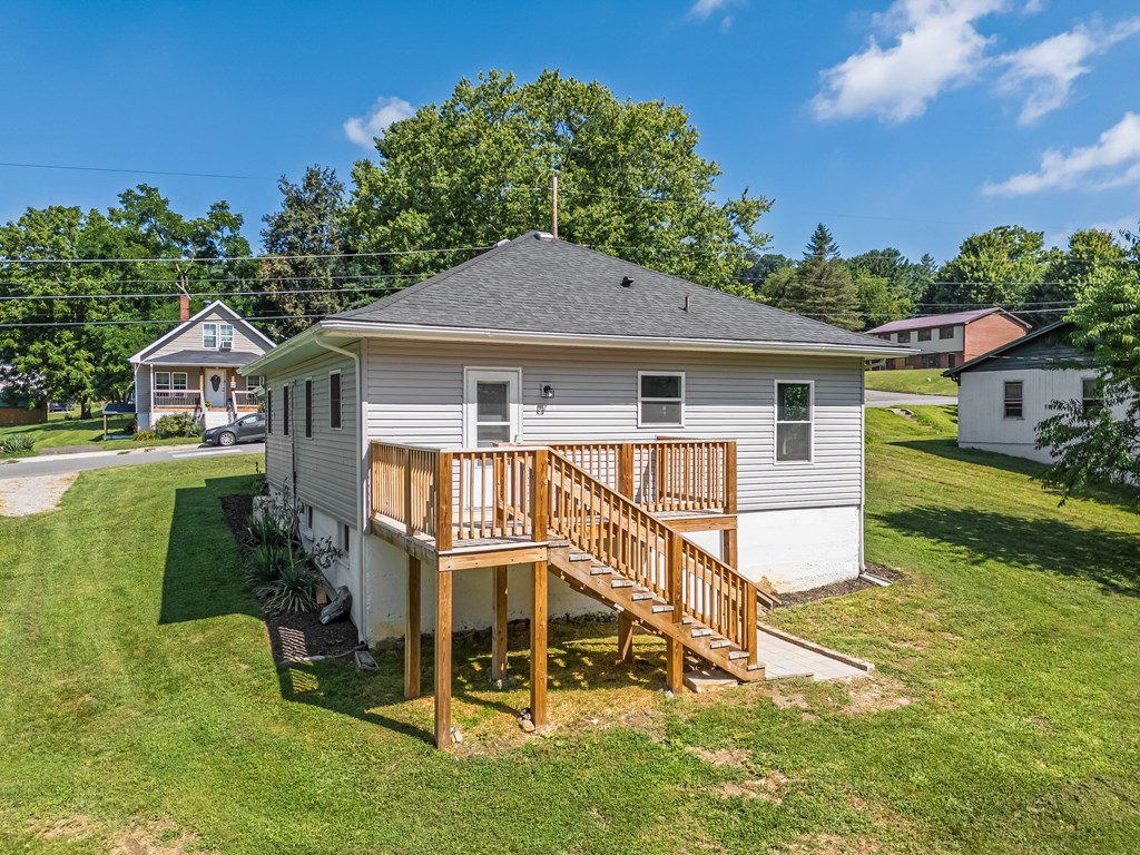 Wytheville, Virginia 24382, United States, 2 Bedrooms Bedrooms, ,2 BathroomsBathrooms,Residential,Contingent,179966