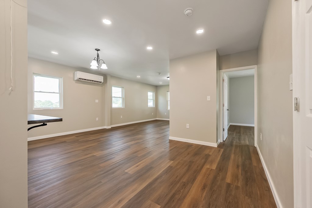 Wytheville, Virginia 24382, United States, 2 Bedrooms Bedrooms, ,2 BathroomsBathrooms,Residential,Contingent,179966