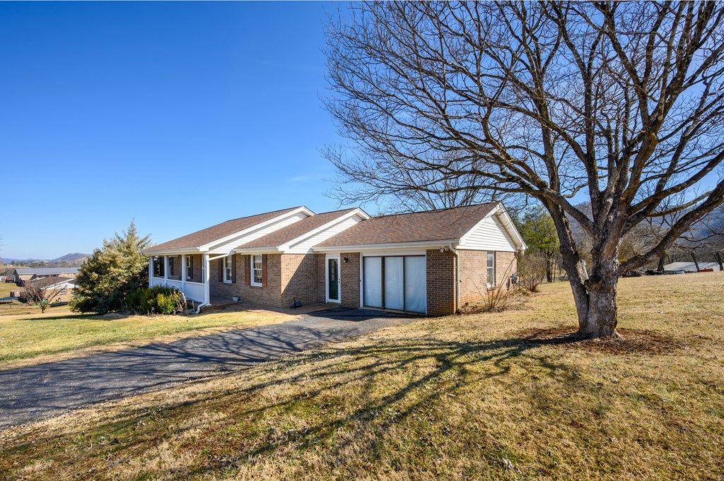 Photo of 95 Rogers Circle, Castlewood, VA 24224 (MLS # 105824)