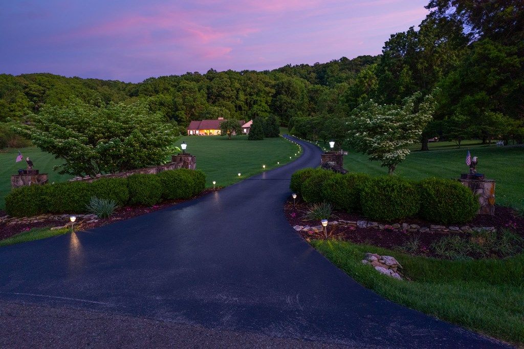 Photo of 160 Fairway Drive, Abingdon, VA 24210 (MLS # 109359)