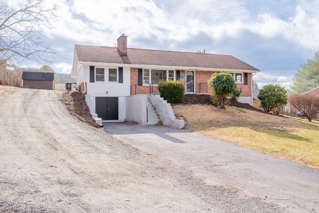 Photo of 109 Robinhood Rd, Galax, VA 24333 (MLS # 104447)