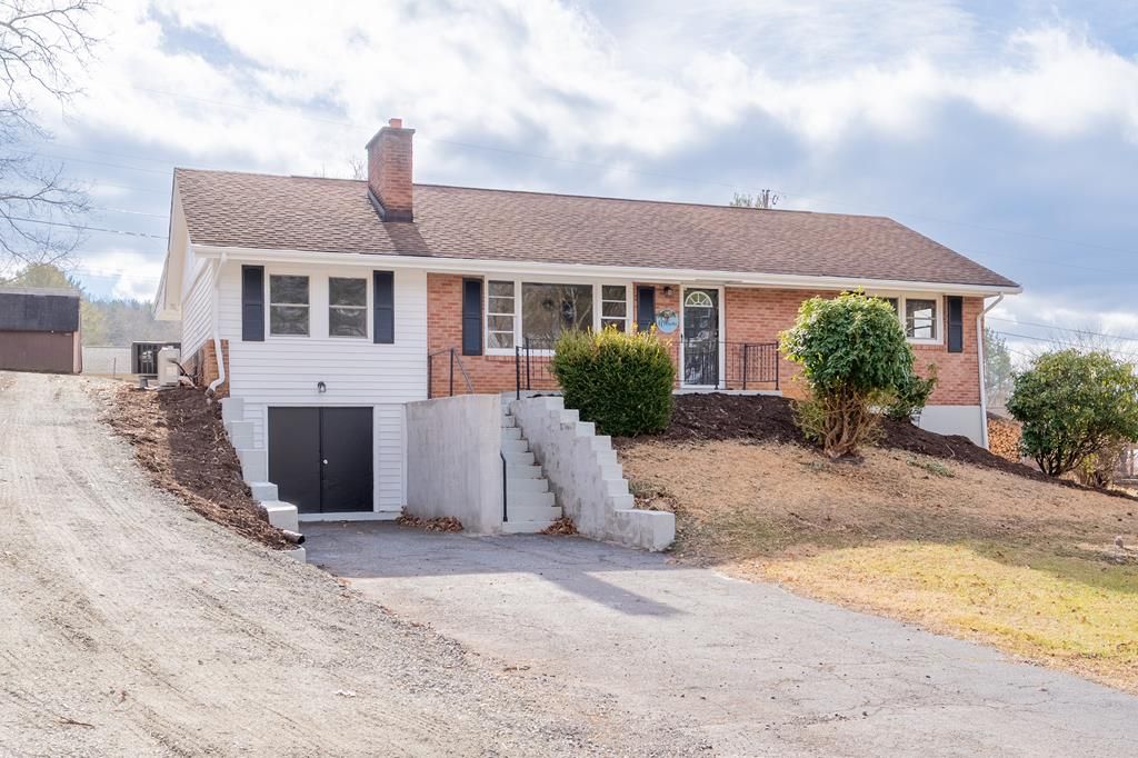 Photo of 109 Robinhood Rd, Galax, VA 24333 (MLS # 104447)