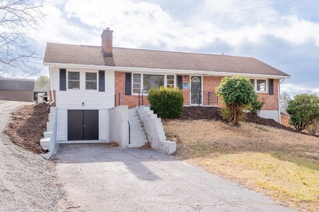 Photo of 109 Robinhood Rd, Galax, VA 24333 (MLS # 104447)