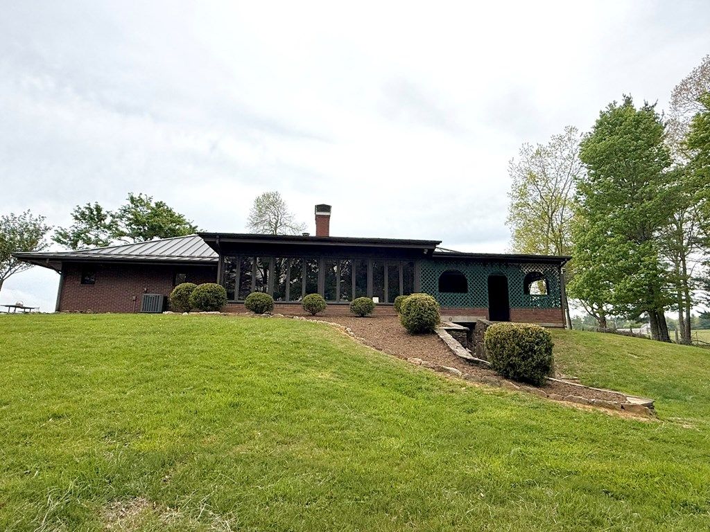 Photo of 531 Northwoods Ln, Galax, VA 24333 (MLS # 110000)