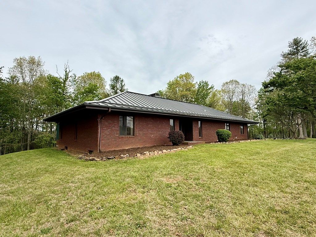 Photo of 531 Northwoods Ln, Galax, VA 24333 (MLS # 110000)