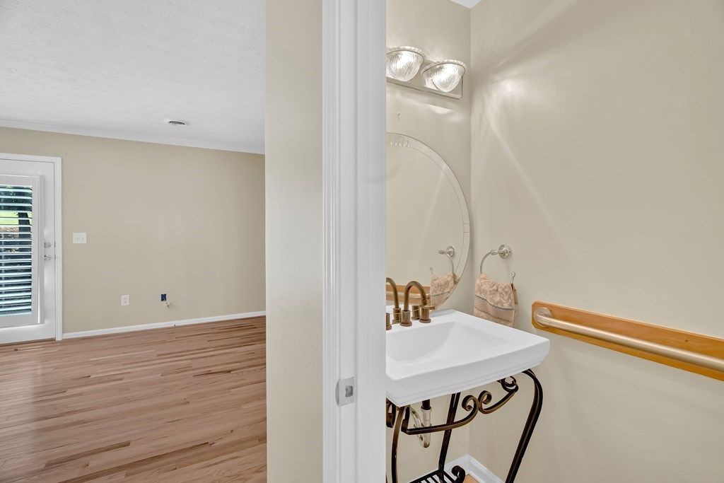 Photo of 817 NE Wayne Ave, Abingdon, VA 24210 (MLS # 104161)